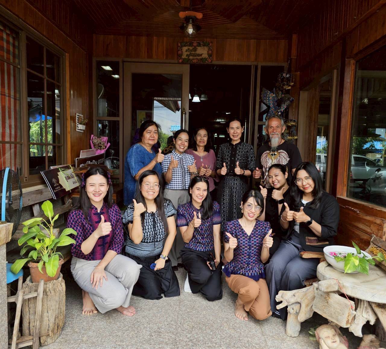 🧵 พช.ลพบุรี ลงพื้นที่ติดตามการดำเนินงานกลุ่มผู้ผลิต ผู้ประกอบการผ้า เครื่องแต่งกาย เพื่อเตรียมความพร้อมการประกวดลายผ้าพระราชทาน 🧵