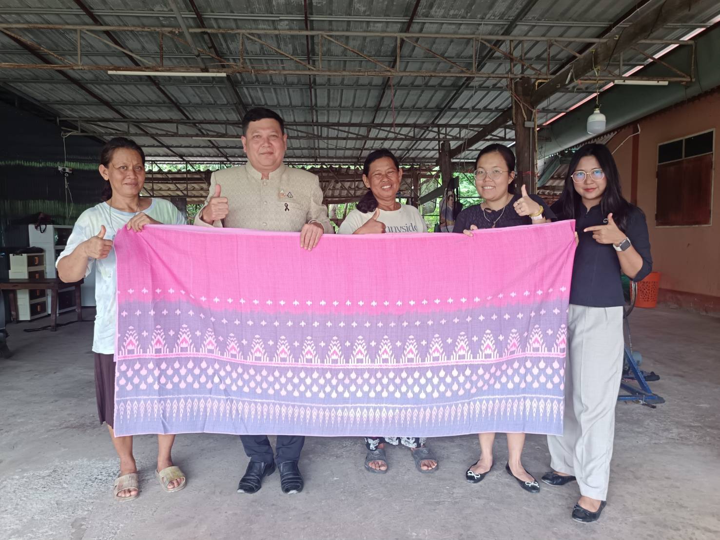 🌟อำเภอโคกเจริญ โดยสำนักงานพัฒนาชุมชนอำเภอโคกเจริญ ลงพื้นที่ติดตามผู้ประกอบการทอผ้า เพื่อยกระดับผลิตภัณฑ์ชุมชน
